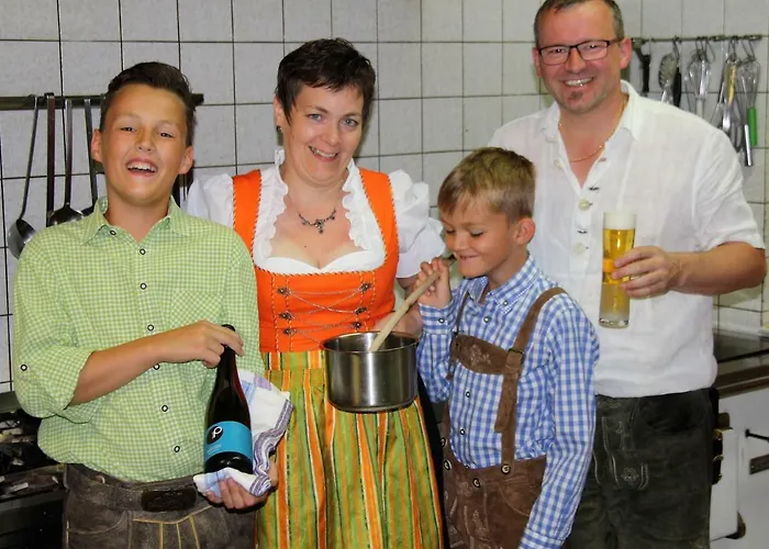 Zur Kirche בית הארחה